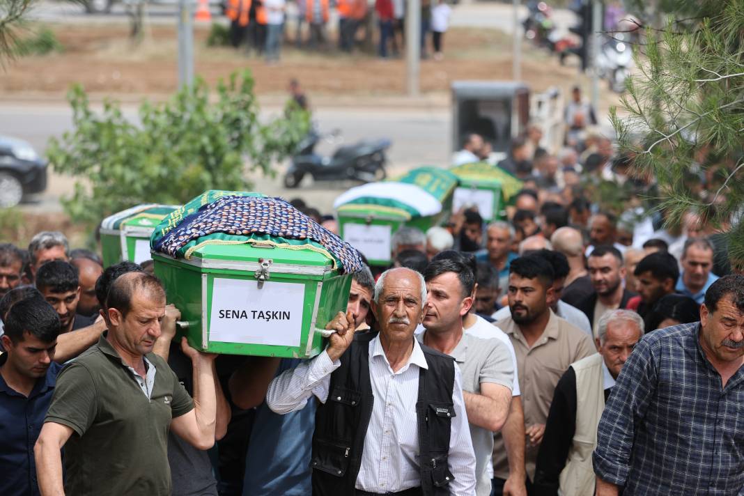 Gaziantep’ten yürek yakan fotoğraf! Yan yana toprağa verildiler 12